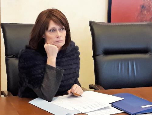 L'assessore regionale al Lavoro Alessia Rosolen alla firma del protocollo per le politiche attive del lavoro a favore dei dipendenti dello stabilimento Italcementi di Trieste.